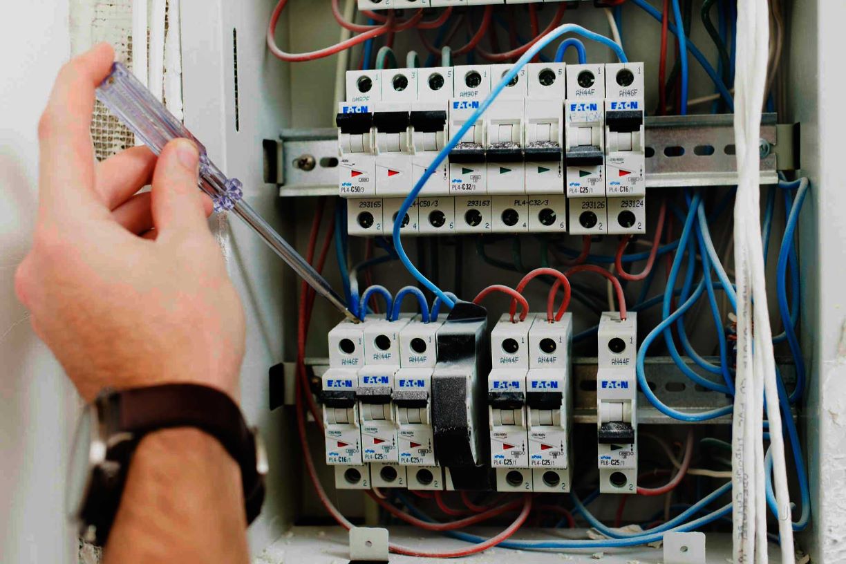 Στην πιστοποίηση ηλεκτρολογικών εγκαταστάσεων στα σχολικά κτίρια προχωρά ο Δήμος Λαρισαίων