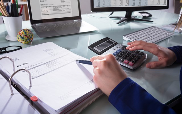 Φορολογικές δηλώσεις: Ξεκινά τη Δευτέρα η υποβολή - Μειώσεις τεκμηρίων και νέοι κωδικοί στο Ε1