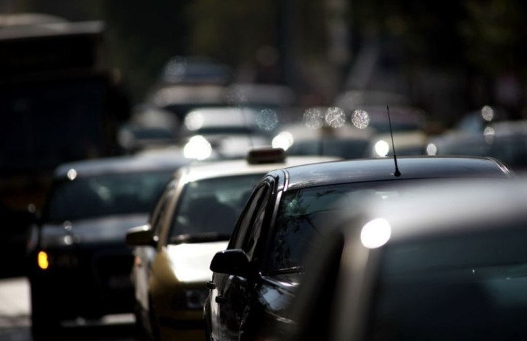Αυξημένη κίνηση στους δρόμους της Αττικής  Πού εντοπίζονται οι μεγαλύτερες καθυστερήσεις