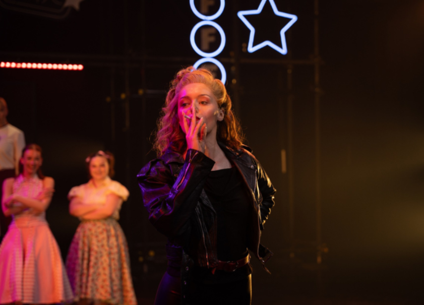 Το θρυλικό μιούζικαλ Grease στο Μέγαρο Μουσικής Θεσσαλονίκης- Μια παράσταση φαινόμενο με ροκ εν ρολ ενέργεια