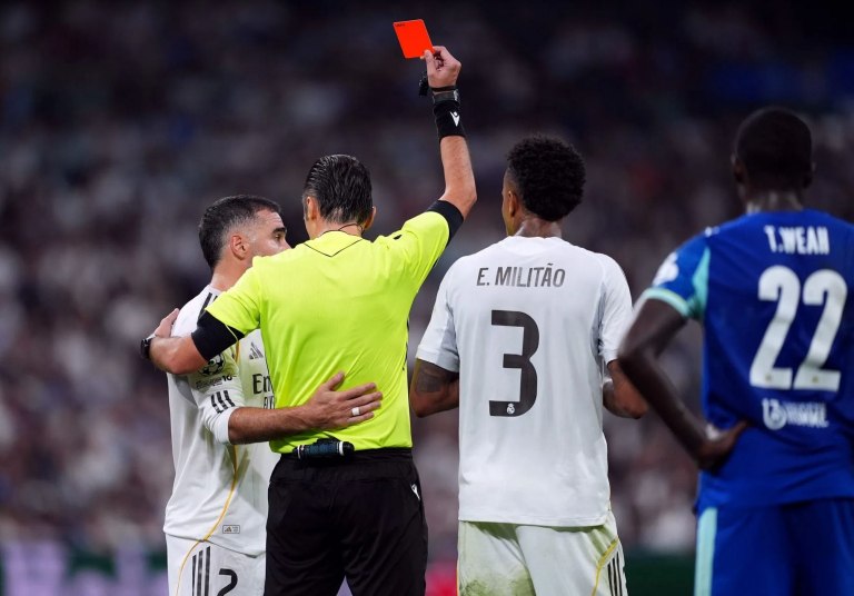 Ο Καρβαχάλ απολογήθηκε για την αποβολή του στο Champions League: Απαράδεκτο σε τέτοιο αγώνα