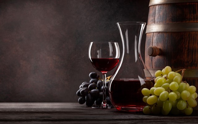 Κρασιά Σαντορίνης: Κορυφαία ποιότητα αλλά και ιστορικά χαμηλή παραγωγή -  Αγωνία για το μέλλον του αμπελώνα