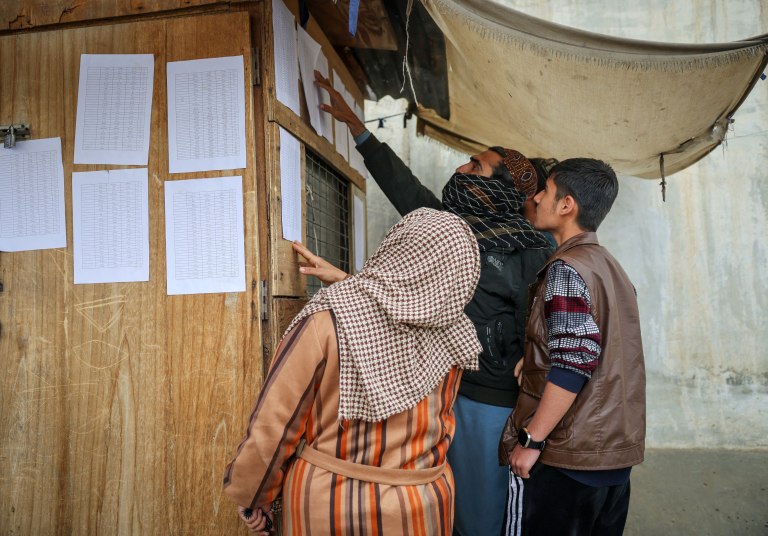 Αφγανοί αναζητούν τους