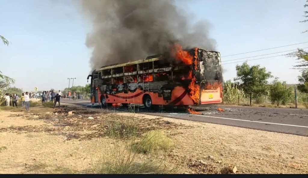 Ινδία: Τουλάχιστον 19 άνθρωποι σκοτώθηκαν όταν λεωφορείο έπιασε φωτιά στο Ρατζαστάν