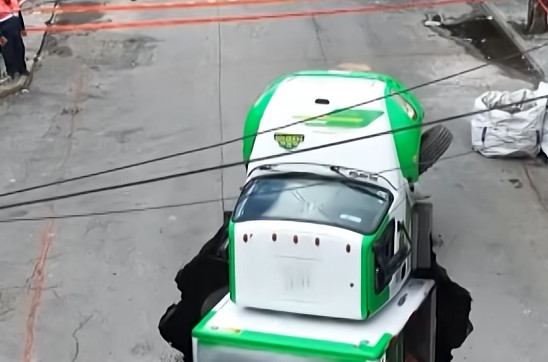 Καρέ  καρέ η στιγμή που φορτηγό εξαφανίζεται σε καθίζηση δρόμου (video)