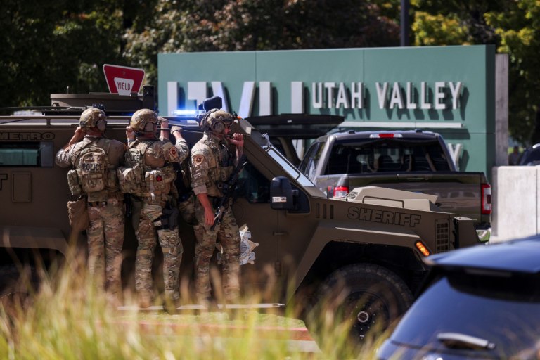 Δολοφονία Τσάρλι Κερκ: Ανθρωποκυνηγητό για τη σύλληψη του δράστη  Το FBI ζητά φωτογραφίες και βίντεο από τους πυροβολισμούς