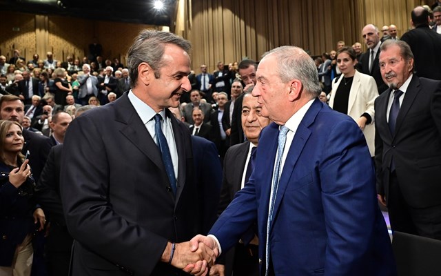 Απών o Αντ. Σαμαράς από την παρουσίαση του βιβλίου Ευρ. Στυλιανίδη - Χειραψία Κ. Μητσοτάκη-Κ. Καραμανλή