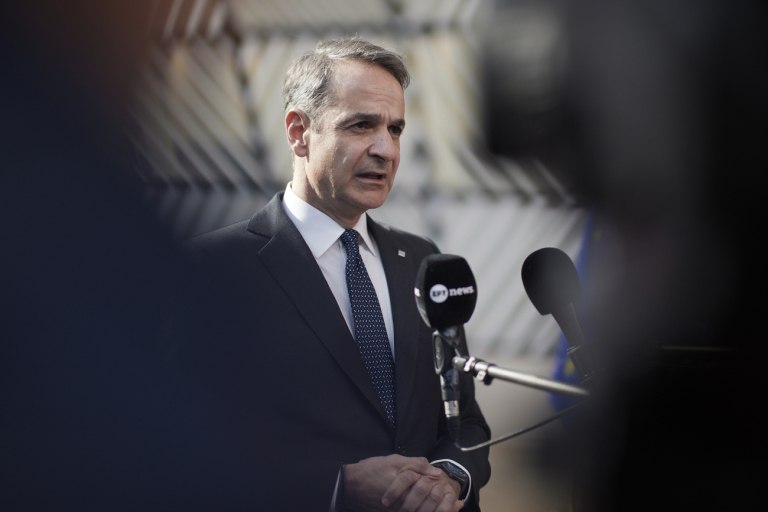 Πυρά κομμάτων για την αοριστολογία Μητσοτάκη στην αντιμετώπιση των οικονομικών συνεπειών του πολέμου