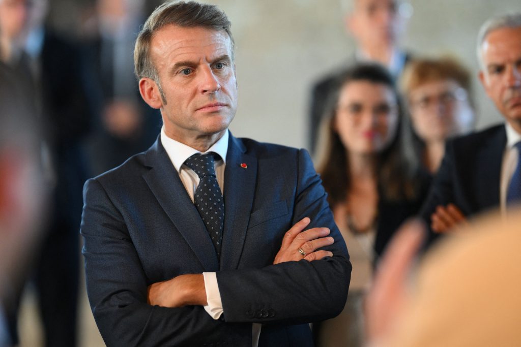 Σε πολιτικό λυκόφως ο Μακρόν: Δέχεται πιέσεις να παραιτηθεί ή προκηρύξει πρόωρες βουλευτικές εκλογές