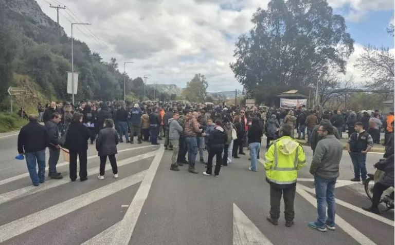 Λέσβος: Έμφραγμα στο λιμάνι της Μυτιλήνης από τους κτηνοτρόφους  Χωρίς οχήματα αναχώρησε το Νήσος Σάμος