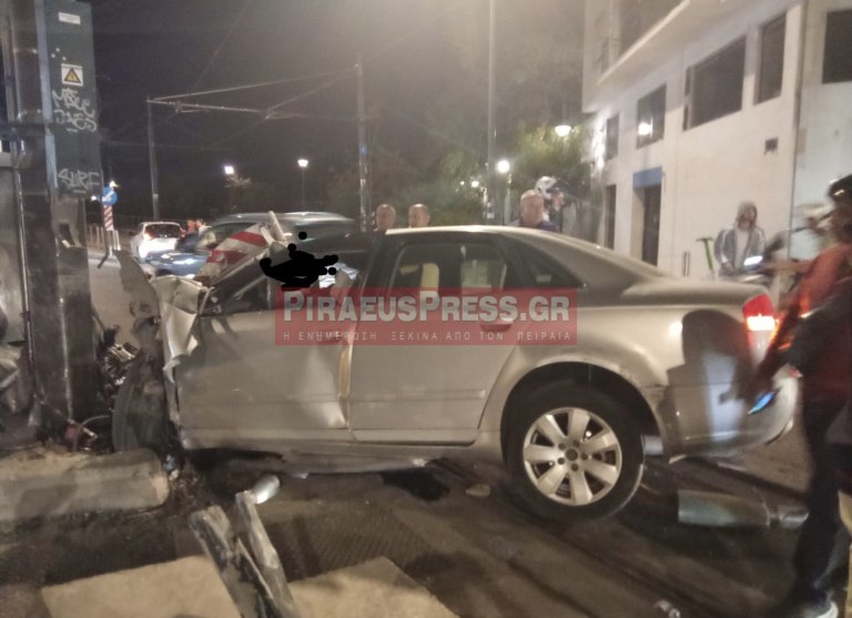 Πειραιάς: Εικόνες σοκ από το θανατηφόρο τροχαίο  Νεκρός ο 40χρονος οδηγός, διασωληνωμένη η συνοδηγός