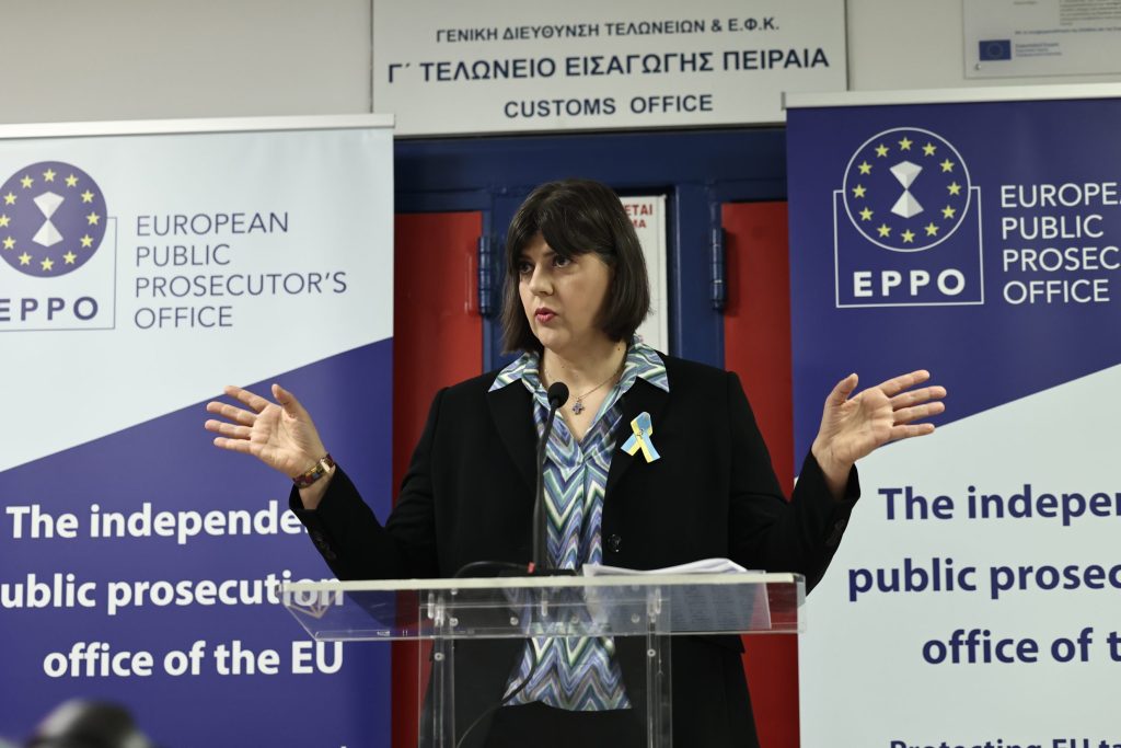 Le Monde  Λάουρα Κοβέσι: Η Σιδηρά Κυρία της Ευρώπης στην Αθήνα  Στο στόχαστρο διαφθορά και λαθρεμπόριο