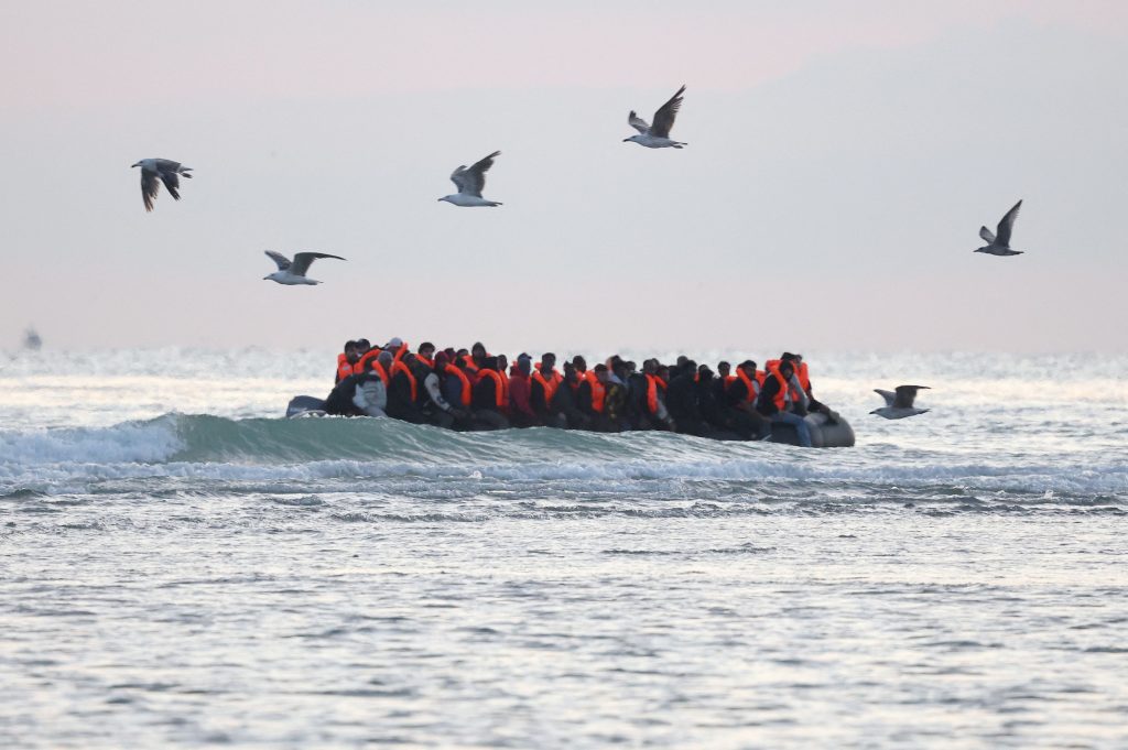 Βρετανία: Περισσότερα από 1.000 μικρά σκάφη με μετανάστες έφθασαν στο Ηνωμένο Βασίλειο παρά τη συμφωνία με το Παρίσι