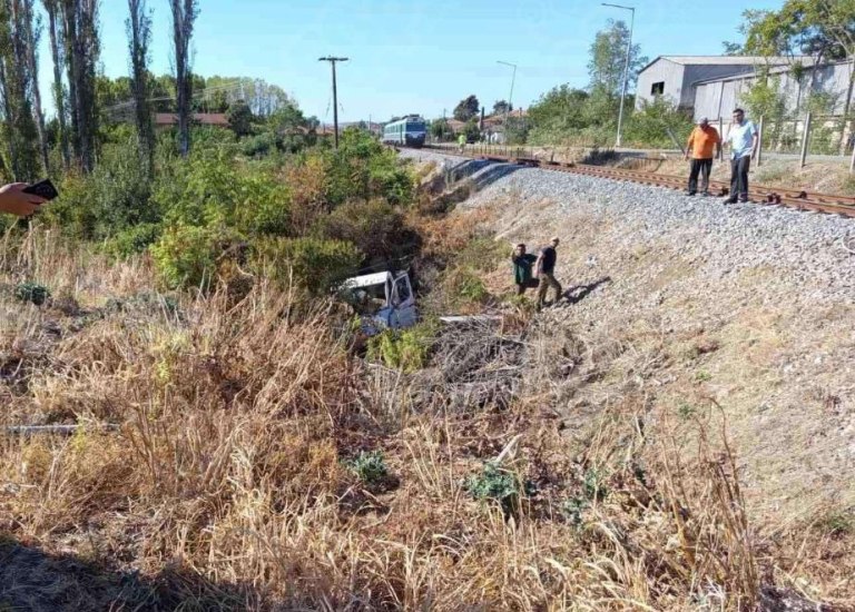 Σουφλί: Τρένο συγκρούστηκε με αγροτικό  Το όχημα έπεσε σε χαντάκι