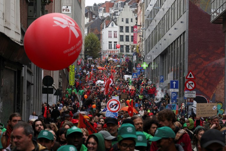 Βέλγιο: Πάνω από 100.000 διαδηλωτές στις Βρυξέλλες κατά των μέτρων λιτότητας  Ακύρωση εκατοντάδων πτήσεων