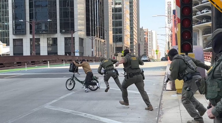 Η αποτυχημένη καταδίωξη της ICE  Ο ποδηλάτης που νίκησε τους πράκτορες