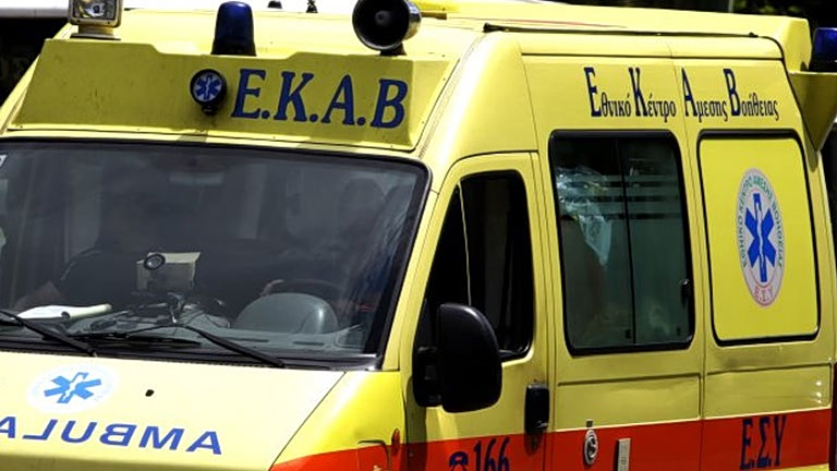 Θεσσαλονίκη: Τροχαίο στο Δερβένι με έναν σοβαρά τραυματία  ΙΧ συγκρούστηκε με μηχανή