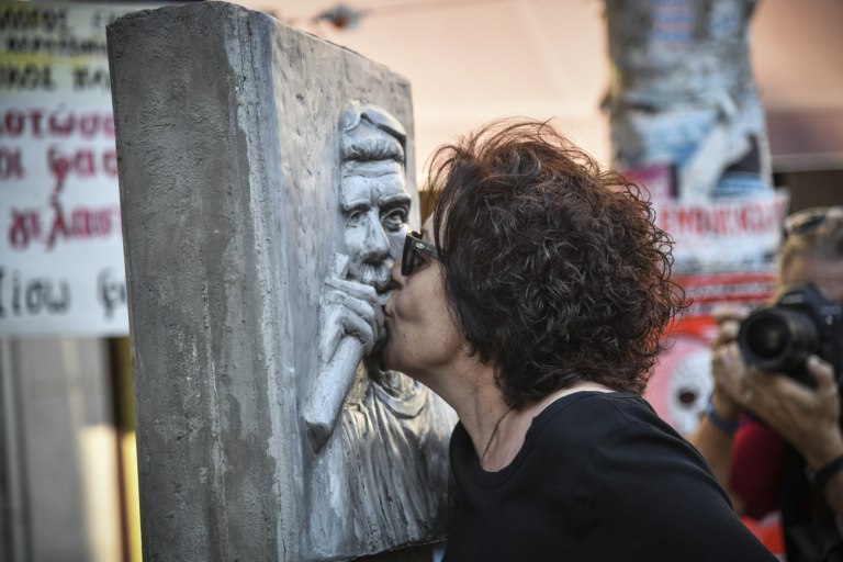 Μάγδα Φύσσα: Οι δολοφόνοι έξω, οι αλληλέγγυοι μέσα  Η πρώτη αντίδραση για την αποφυλάκιση Μιχαλολιάκου