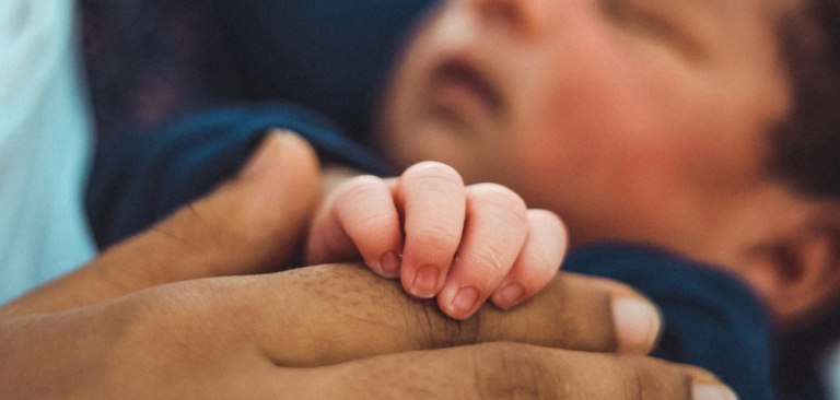 Ινδία: Ένα βρέφος 20 ημερών που βρέθηκε θαμμένο ζωντανό παλεύει για τη ζωή του