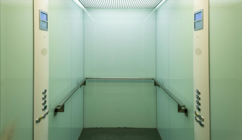 Σοκαριστικό δυστύχημα: Ασανσέρ κάνει ελεύθερη πτώση επτά ορόφων και σκοτώνει νεαρή μητέρα (video)