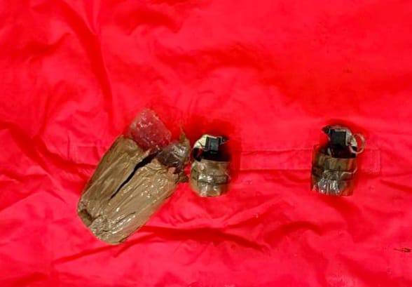 Ναρκωτικά, όπλα, κλοπές 15