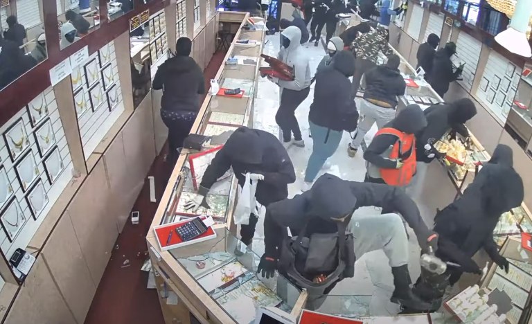 Κινηματογραφική ληστεία στην Καλιφόρνια  20 ληστές εισβάλουν σε κοσμηματοπωλείο και αρπάζουν λεία 1,4 εκατ. ευρώ σε 1 λεπτό