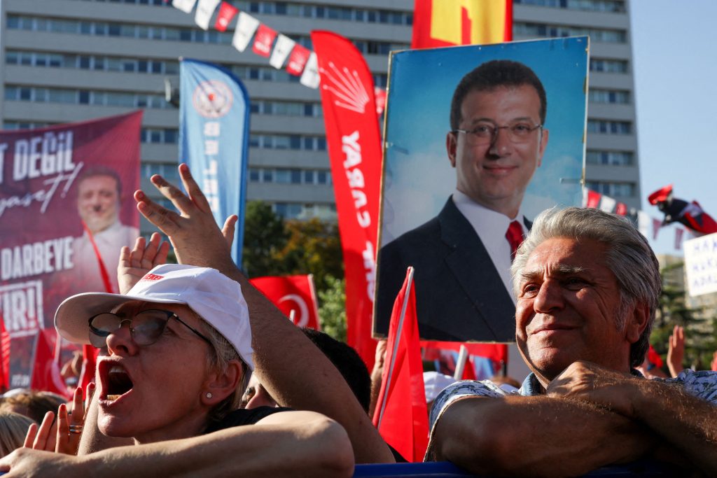 Economist: Η δημοκρατία στην Τουρκία κρέμεται από μια κλωστή