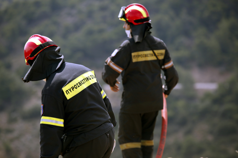 Αυτοκίνητο έπεσε σε γκρεμό στην Πάρνηθα  Επιχείρηση απεγκλωβισμού για τον οδηγό