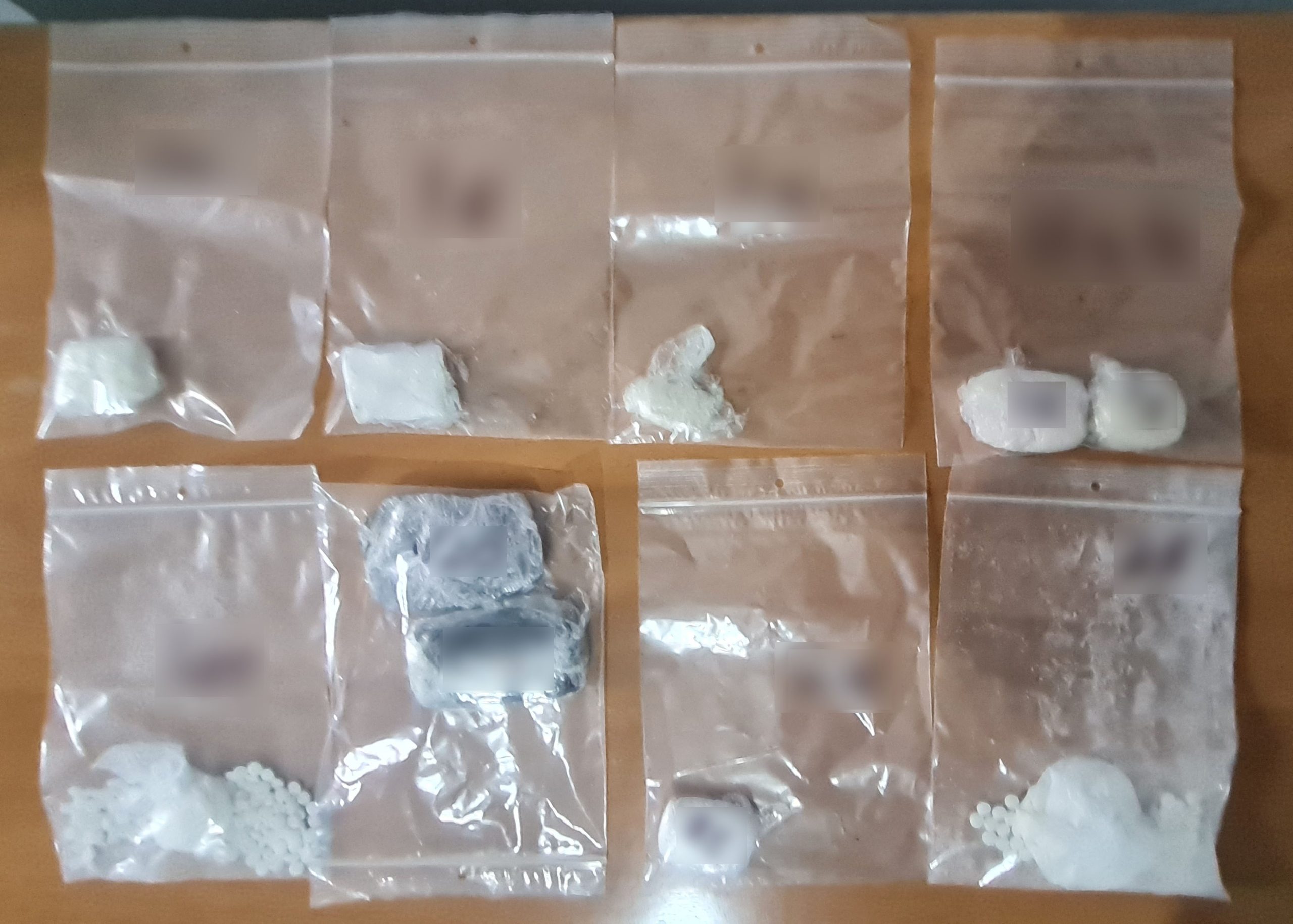 Τρίκαλα: Έκρυβε ναρκωτικά στις σόλες των παπουτσιών του με σκοπό να τις περάσει στις φυλακές