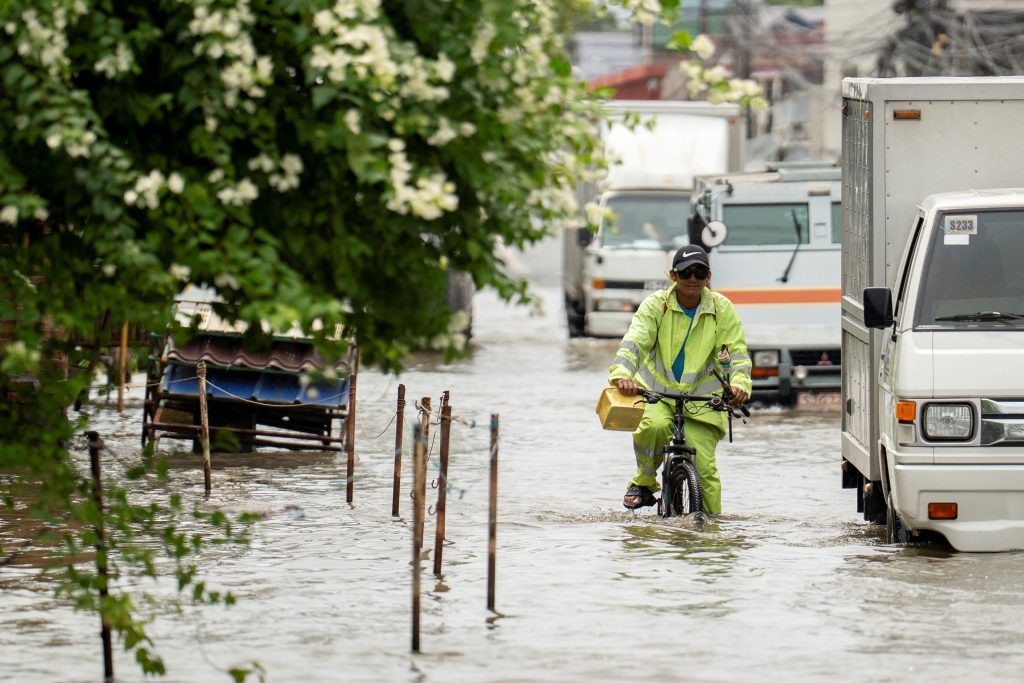Συγκλονιστικές εικόνες από τον τυφώνα Ραγκάσα που πλήττει τις Φιλιππίνες και το Χονγκ Κονγκ  Έκλεισαν σχολεία και επιχειρήσεις
