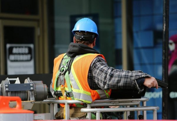 Alpha Bank: Οι άνεργοι μειώνονται, η διαρθρωτική ανεργία παραμένει  Ποιοι κλάδοι υποφέρουν