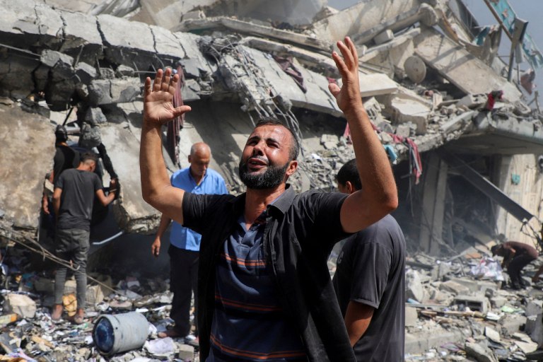 Ισραήλ: Σφυροκοπά την πόλη της Γάζας  Ο μισός πληθυσμός αρνείται να φύγει  Απρόθυμοι και ανήμποροι