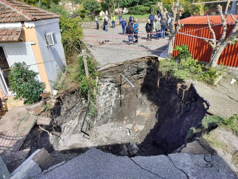 Αιτωλοακαρνανία: Οι οικισμoί που πατάνε στον γύψο και οι ξαφνικές καθιζήσεις  Τι λέει το πόρισμα της ΕΑΓΜΕ
