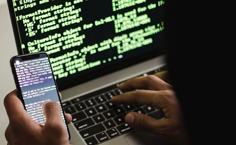 Υποκλοπές: Σε δύο κομμάτια