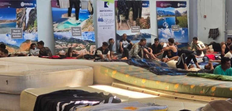 Κρήτη: Νέες καραβιές με μετανάστες  Ξεχασμένοι σε πρόχειρους χώρους και συνθήκες εξαθλίωσης όσοι φτάνουν