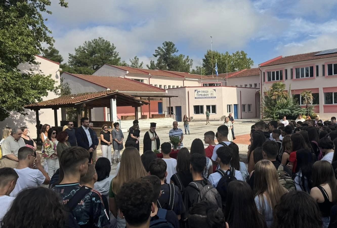 Δήμος Τυρνάβου: Τα έργα που έγιναν στα σχολεία είναι υποχρέωση της Πολιτείας και όχι αφορμή διαφήμισης συστημικών Τραπεζών