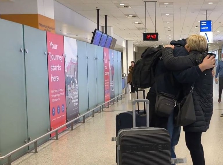 Συγκλονίζουν οι Έλληνες που επιστρέφουν από τη Μέση Ανατολή  Φτιάξαμε μια βαλίτσα και φύγαμε