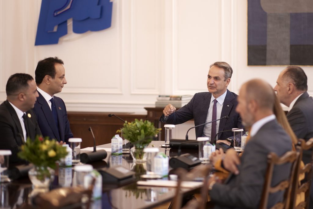Συνάντηση Μητσοτάκη με τον γενικό διευθυντή του Ταμείου για την Ανάπτυξη και Ανασυγκρότηση της Λιβύης