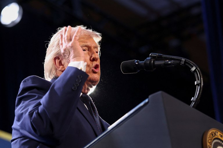 Πόλεμος στο Ιράν: Η σύντομη εκδρομή του Τραμπ που έβαλε φωτιά στη Μέση Ανατολή