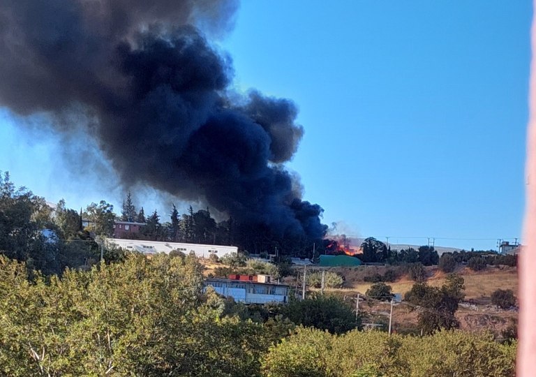 Φωτιά σε υπαίθριο χώρο εταιρείας στις Αχαρνές  Μήνυμα από το 112 για τους καπνούς