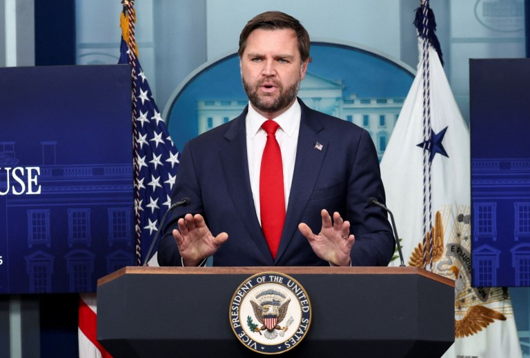 ΗΠΑ: Ο Τζορτζ Στεφανόπουλος έκοψε τη συνέντευξη με τον Τζέι Ντι Βανς σε ζωντανή εκπομπή  Μετά από on air καυγά