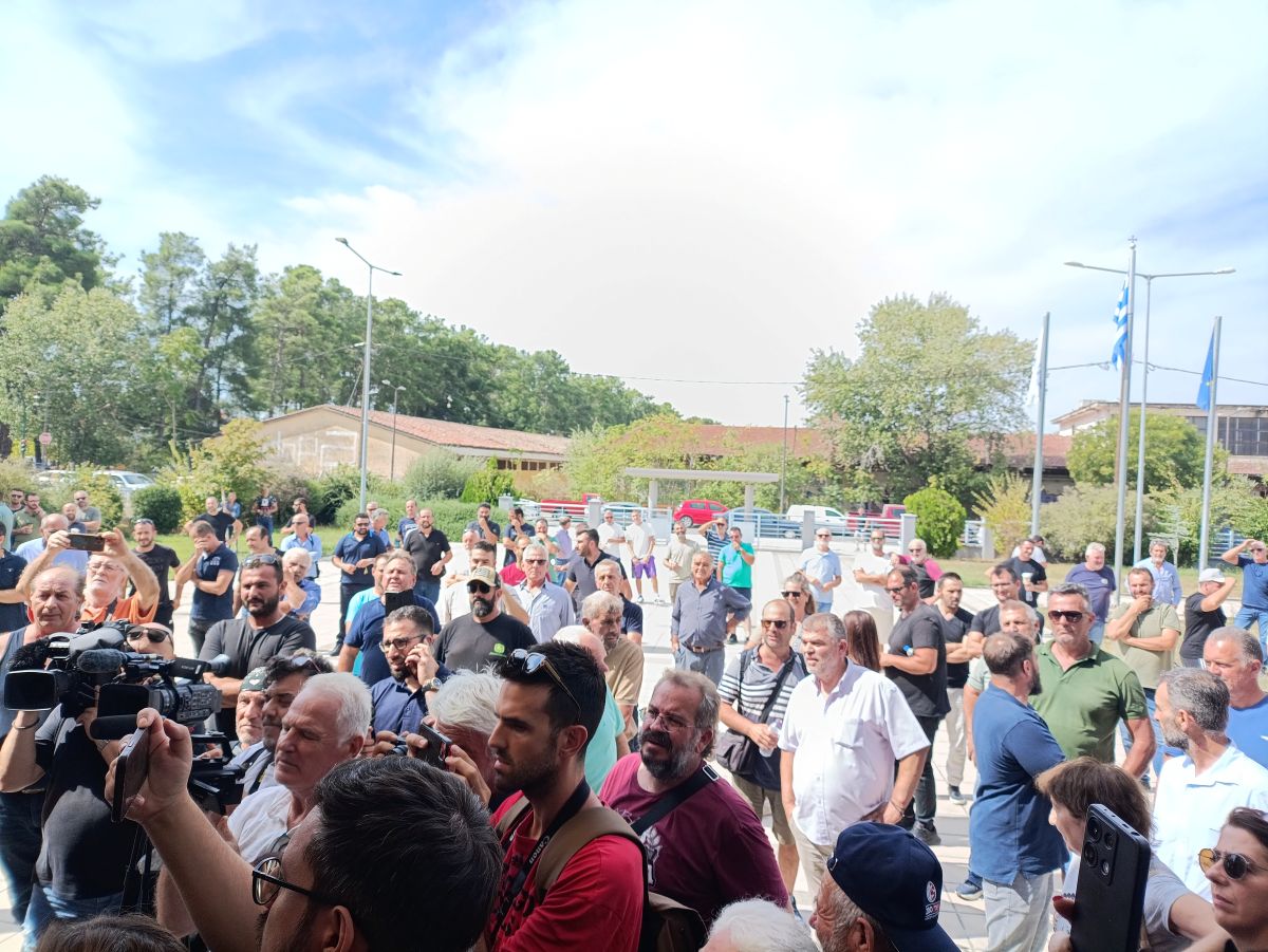 Συγκέντρωση διαμαρτυρίας κτηνοτρόφων για την ευλογιά στην Περιφέρεια Θεσσαλίας  Τι ζητούν