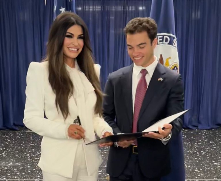 Κίμπερλι Γκίλφοϊλ: Η πρώτη ανάρτηση μετά την ορκωμοσία της ως πρέσβειρα των ΗΠΑ  Πότε αναμένεται στην Ελλάδα