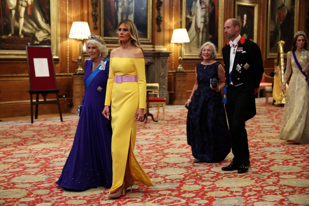 Δίχασε με την εμφάνιση της η Μελάνια Τραμπ στο παλάτι του Ουίνδσορ  Το κίτρινο φόρεμα και τα σχόλια στο διαδίκτυο