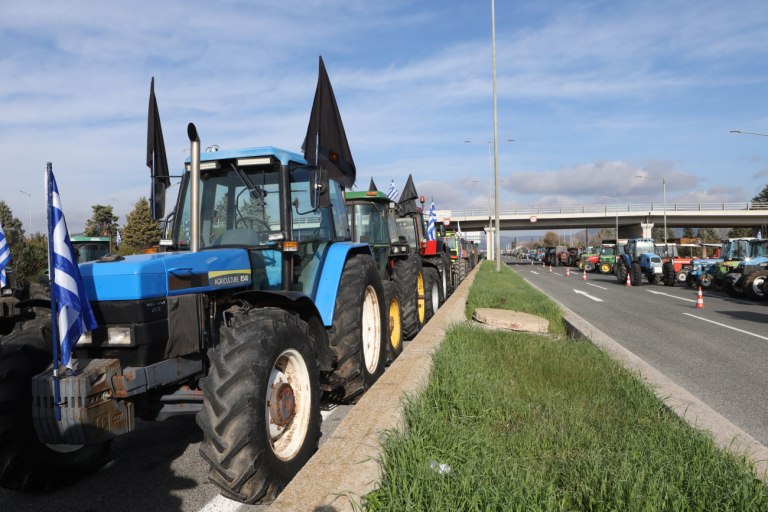 Βαγγέλης Βλαβιανός: Έστησε μόνος του μπλόκο στην Αιγιάλη της Αμοργού