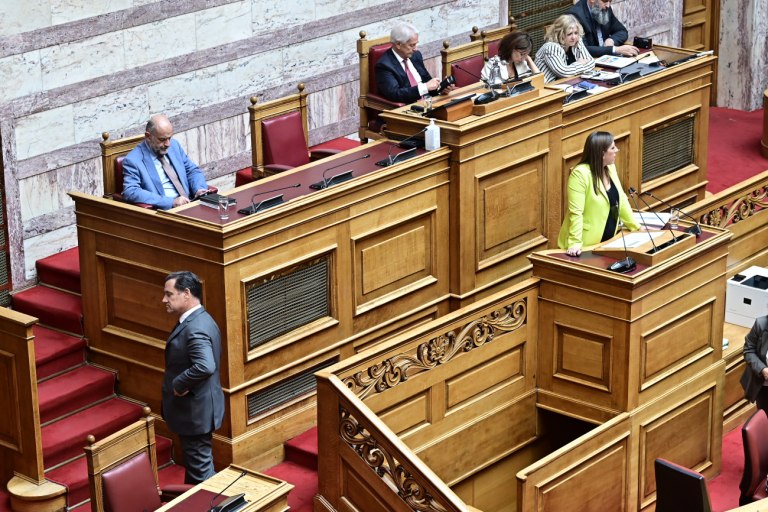 Δριμεία αντιπαράθεση Γεωργιάδη  Κωνσταντοπούλου για την υπόθεση Ρούτσι με σκληρές εκφράσεις εκατέρωθεν στα όρια του πεζοδρομίου