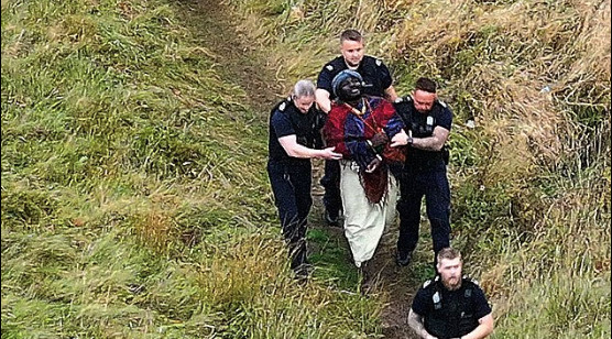 Αστυνομικοί εκθρόνισαν τους Βασιλιάδες του Κουμπάλα που έμεναν σε δάσος στη Σκωτία