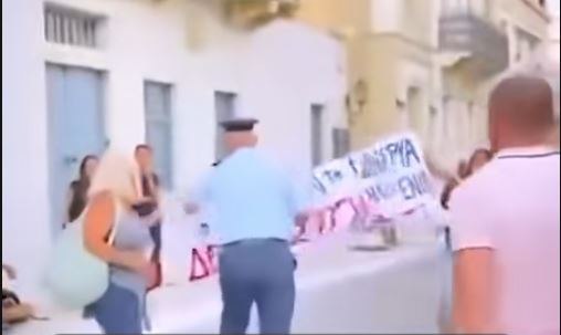 Η ειρηνική διαμαρτυρία για τα Τέμπη στην Άνδρο και η κατάπτυστη συμπεριφορά αστυνομικού