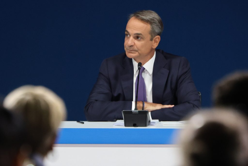 Αναγκαστική στροφή μπροστά στην άπιαστη αυτοδυναμία