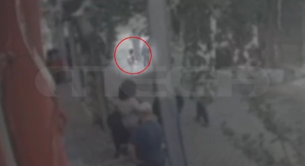 Άγιος Παντελεήμονας: Βίντεο ντοκουμέντο με την 4χρονη να περπατά στην Αχαρνών